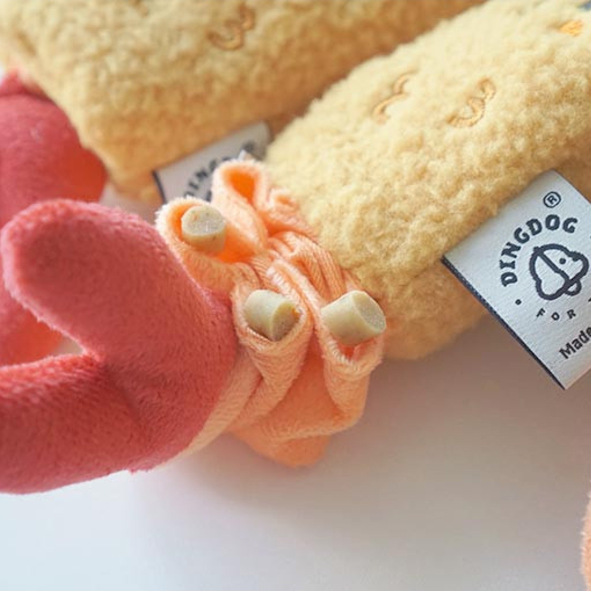 You can put food and snacks into the pockets of the elastic nosework insert