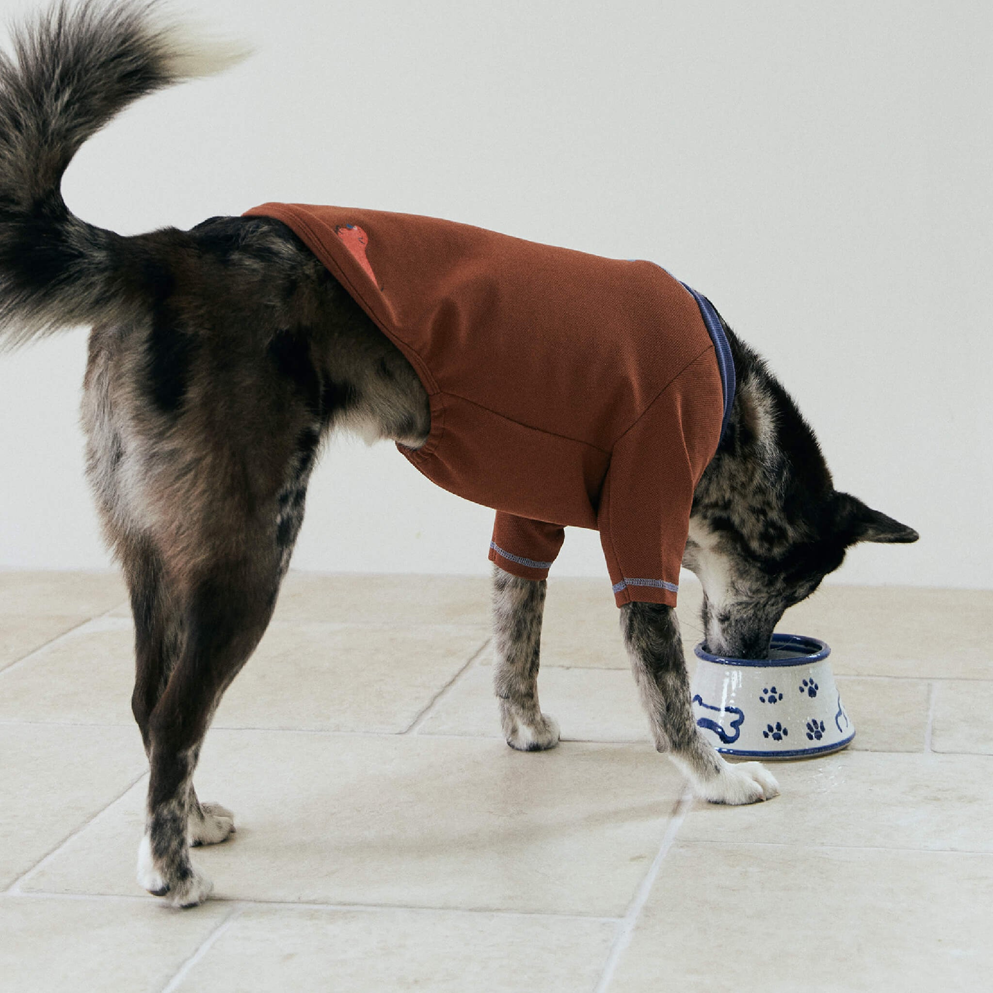 Nies pullover in brown. Model is wearing a size 3L.