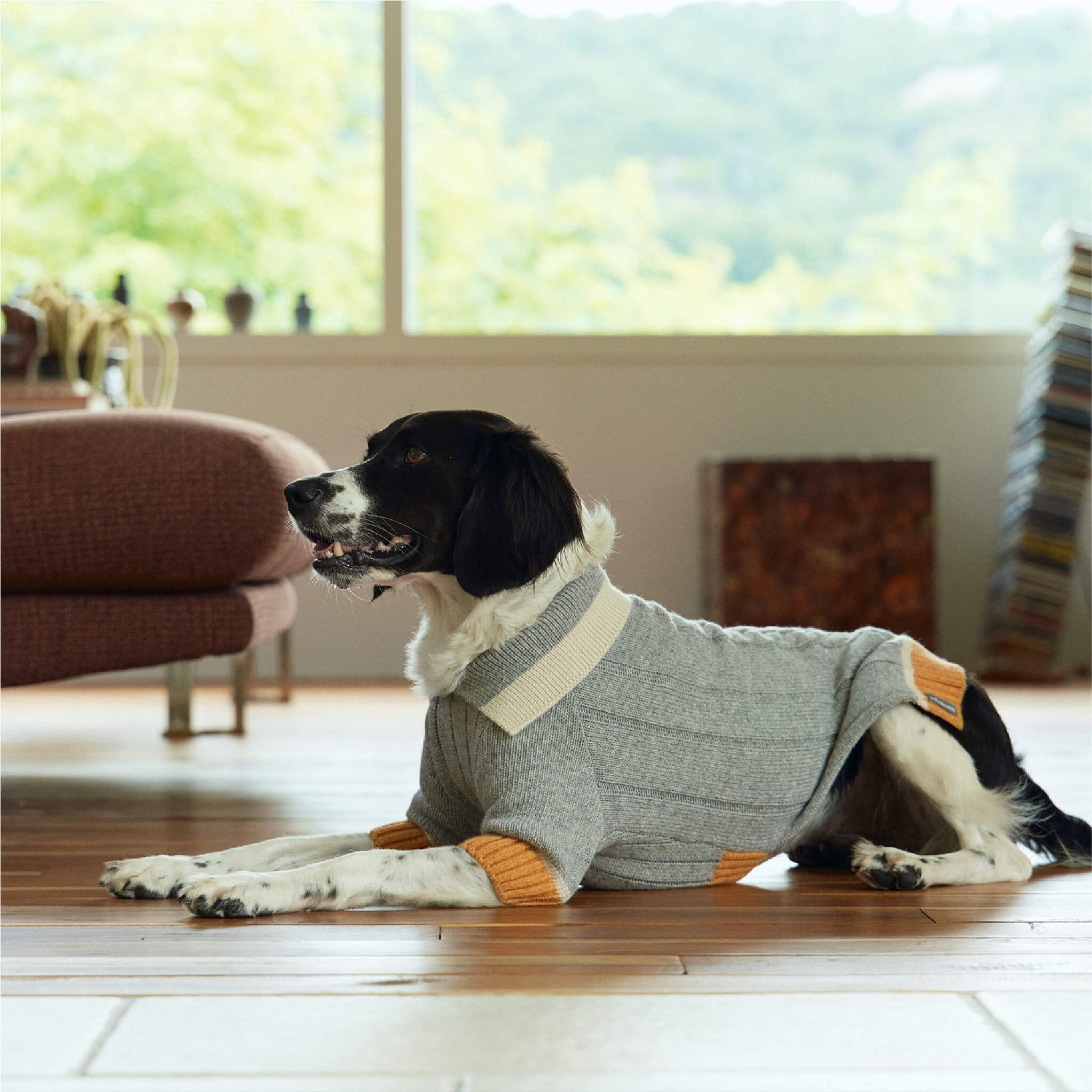 DOKT cashmere knit in grey and yellow. Model is wearing a 3L.