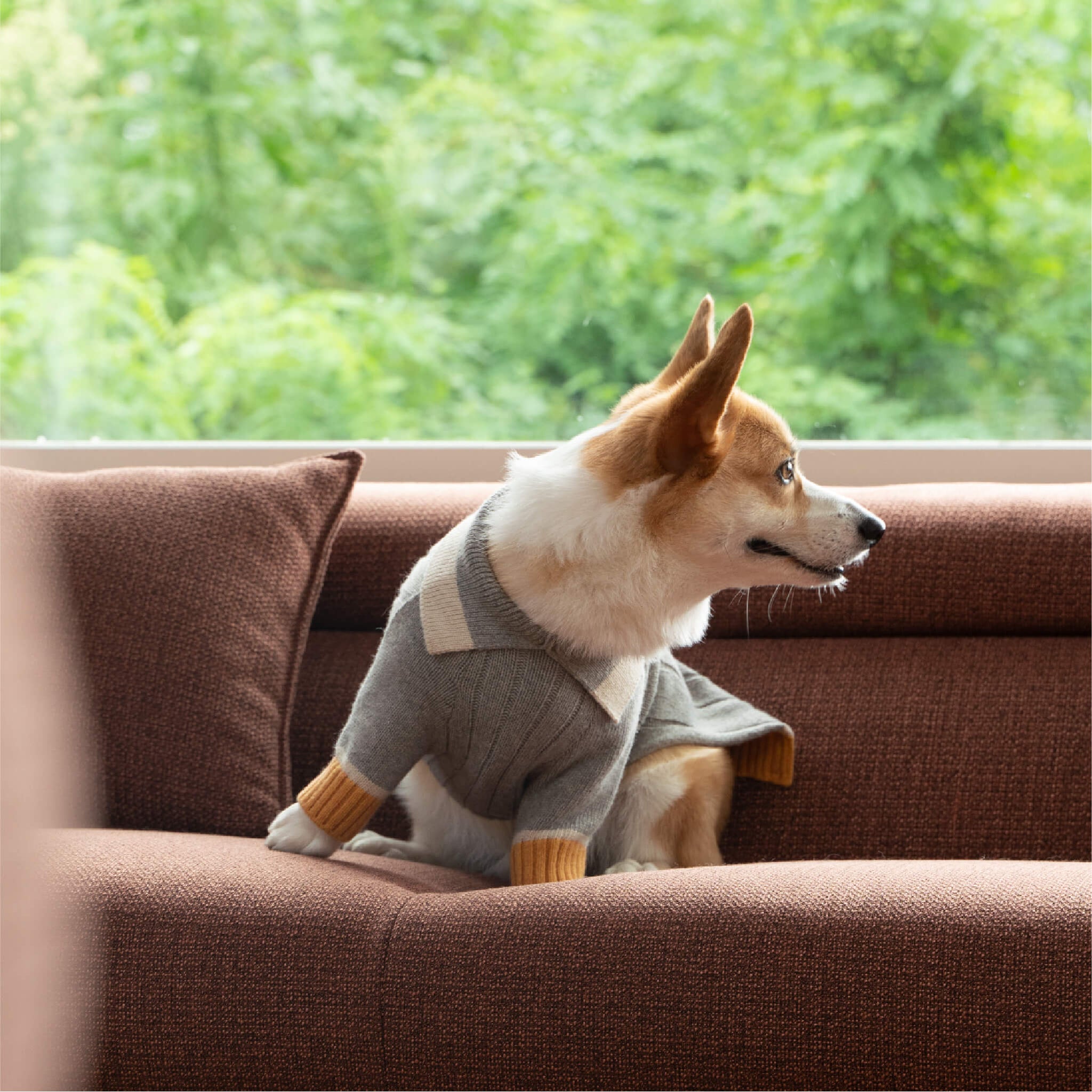DOKT cashmere knit in grey and yellow. Model is wearing a 3L.